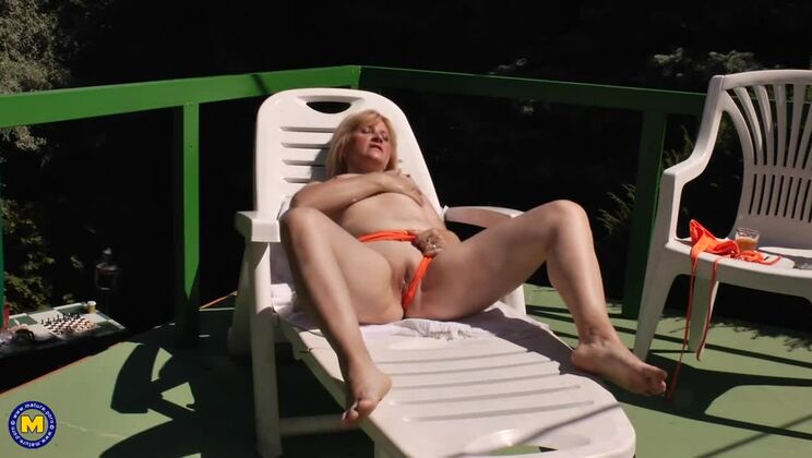 [Mature.nl] - Naughty Mature Celine H. Masturbates Under the Warm Sun - Celine H.