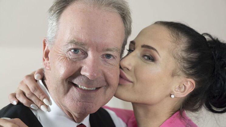 [Oldje] - Brunette Beauty Behind the Desk - Nicole Love - Boris